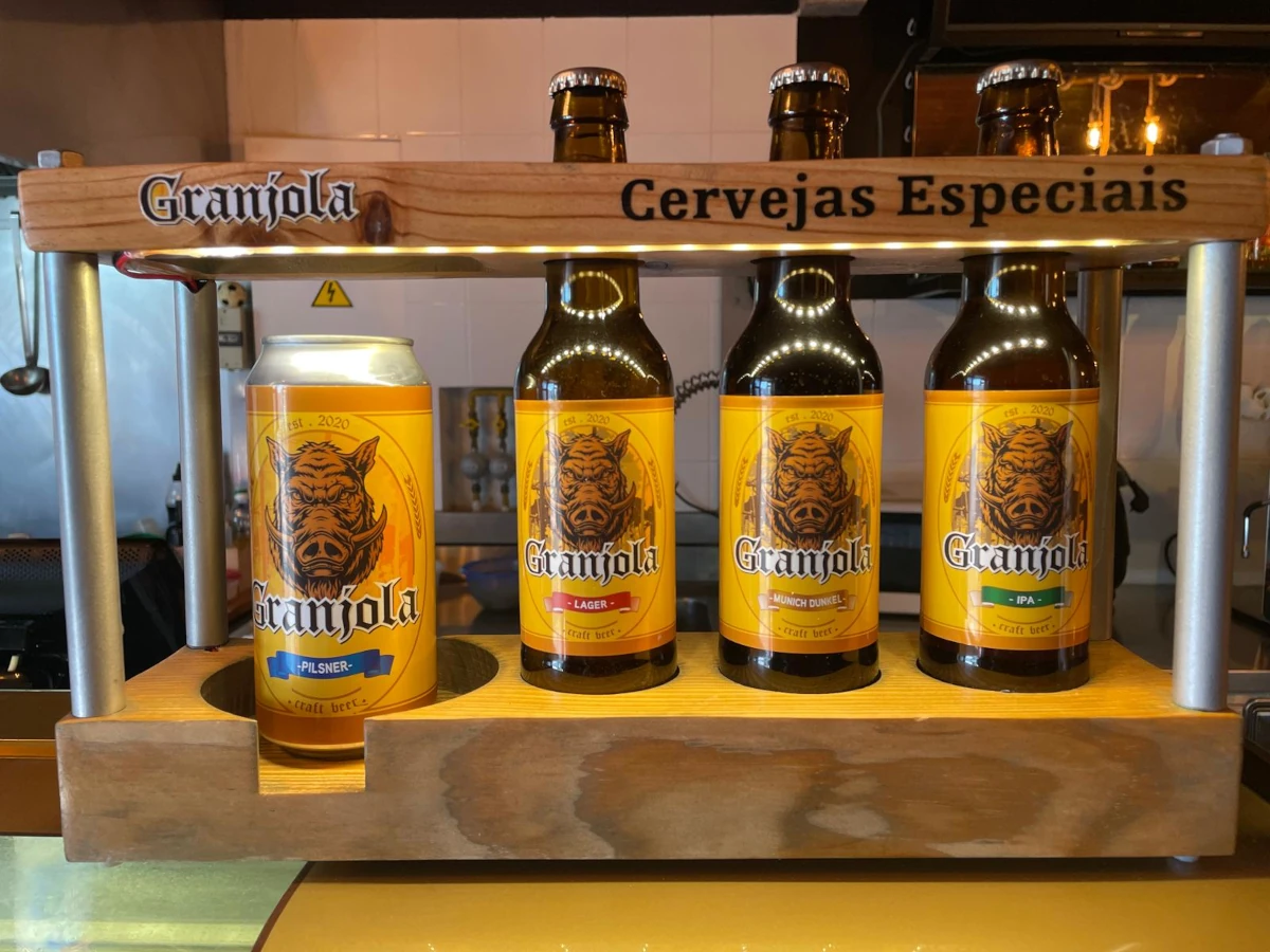 Interior de uma cervejaria com iluminação quente e torneiras de chope
