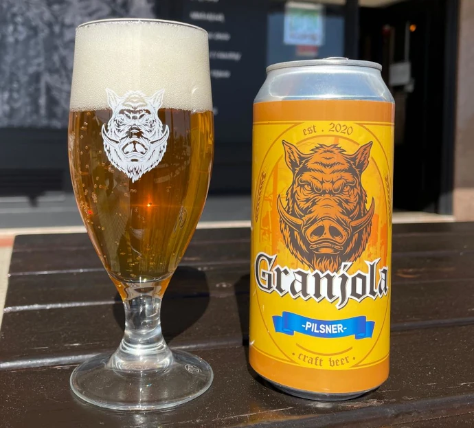 Degustação de cerveja sobre mesa de madeira